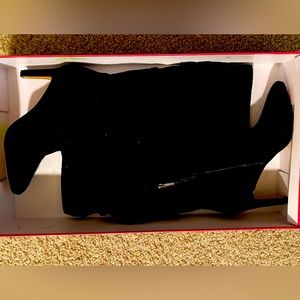 New with Box Vince Camuto black suedes boots sz 9.5